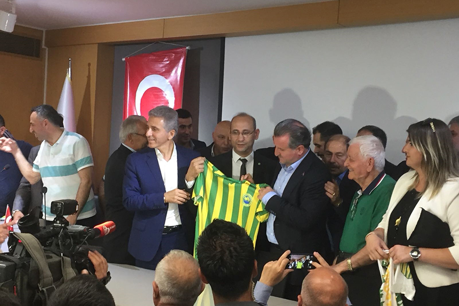 Spor Bakanı Sayın Osman Aşkın Bak'a futbol takımımıza ait formamız hediye edildi.